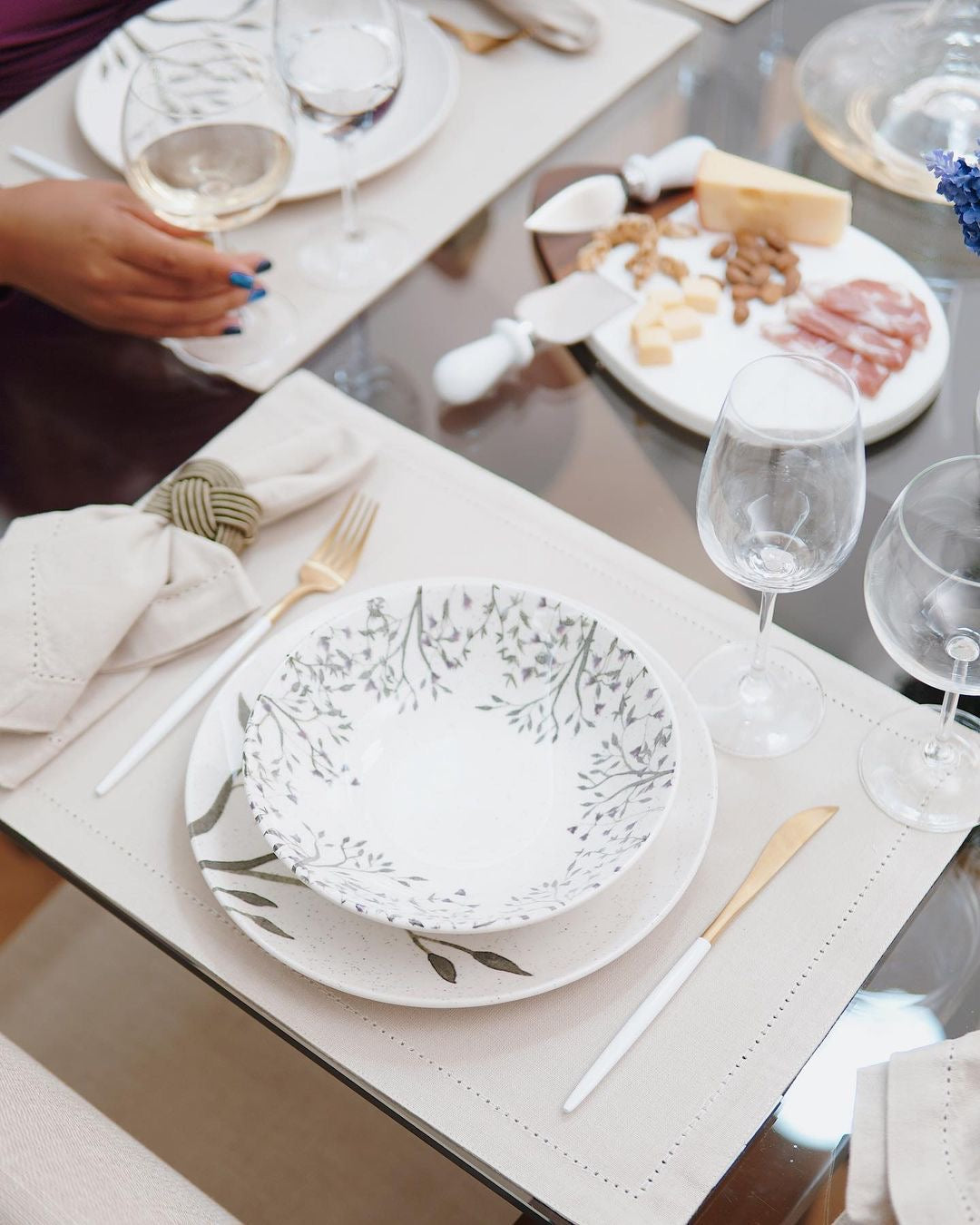 FINAL SALE - Unni Lilac 20 Pieces Dinnerware Set Service for 4