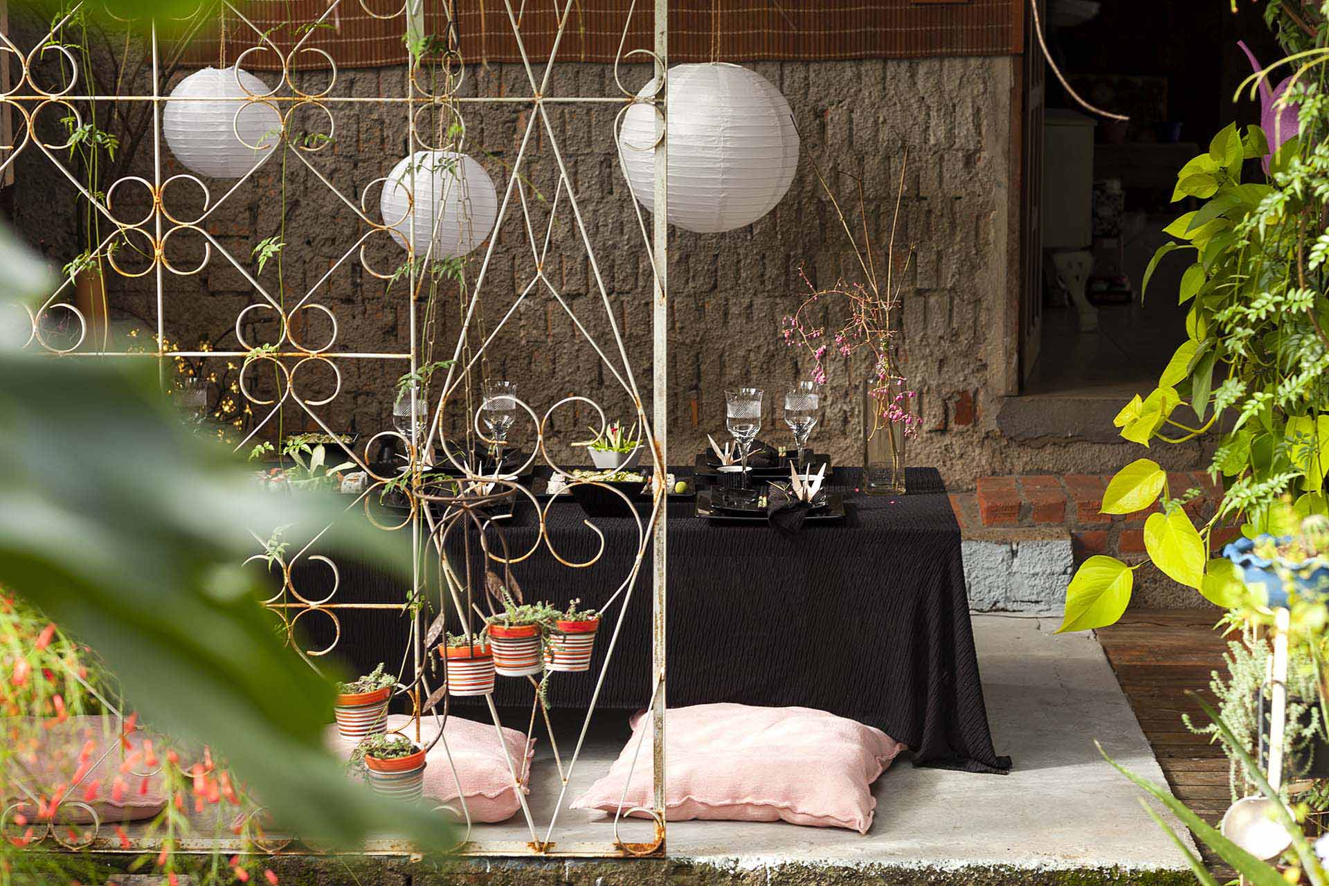 FINAL SALE - Quartier Black 20 Pieces Dinnerware Set Service for 4