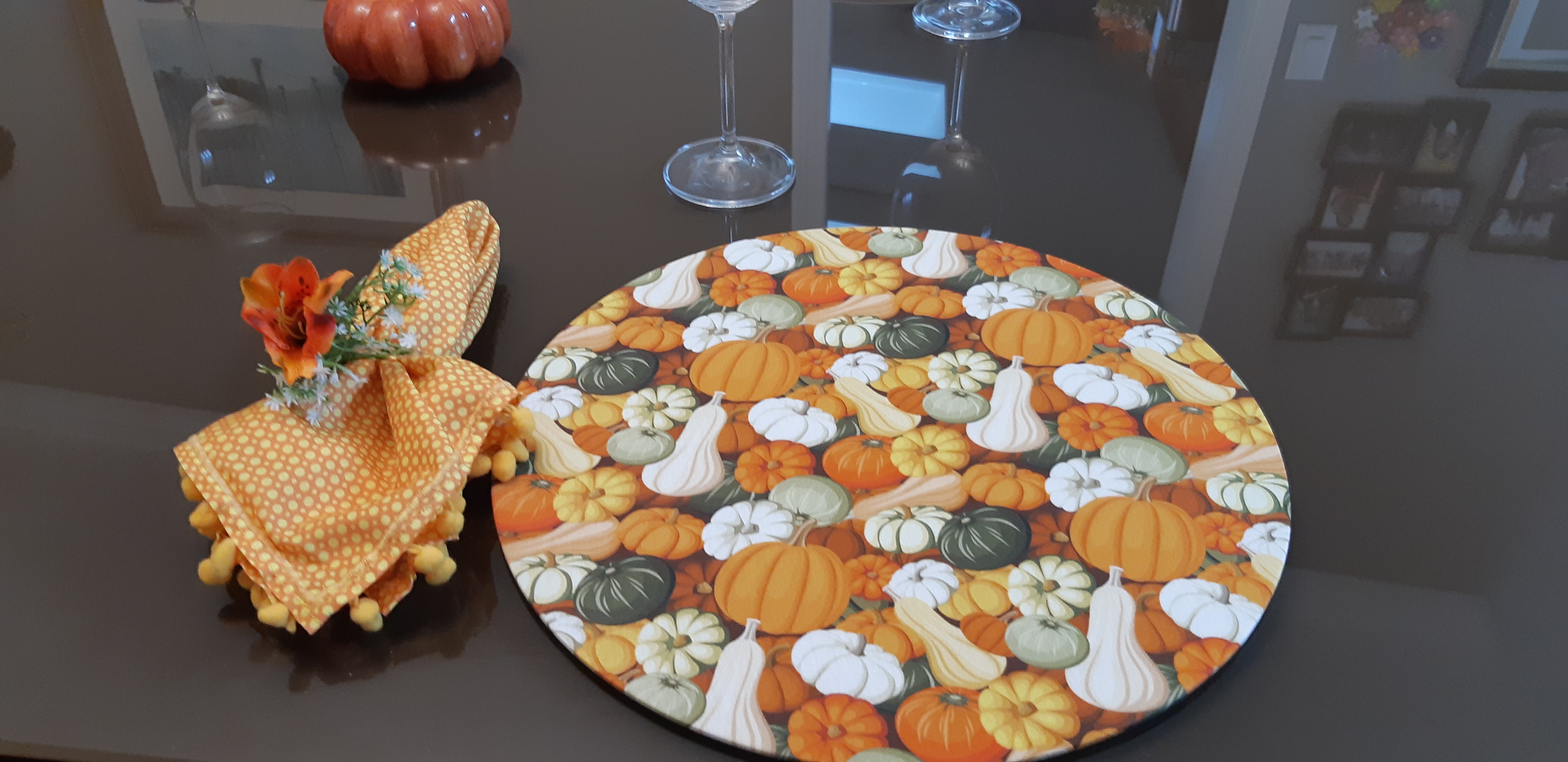 Ensemble de sous-plats en MDF fabriqué à la main en 4 pièces avec housses en tissu citrouille lavables, serviettes et anneaux pour la décoration de table