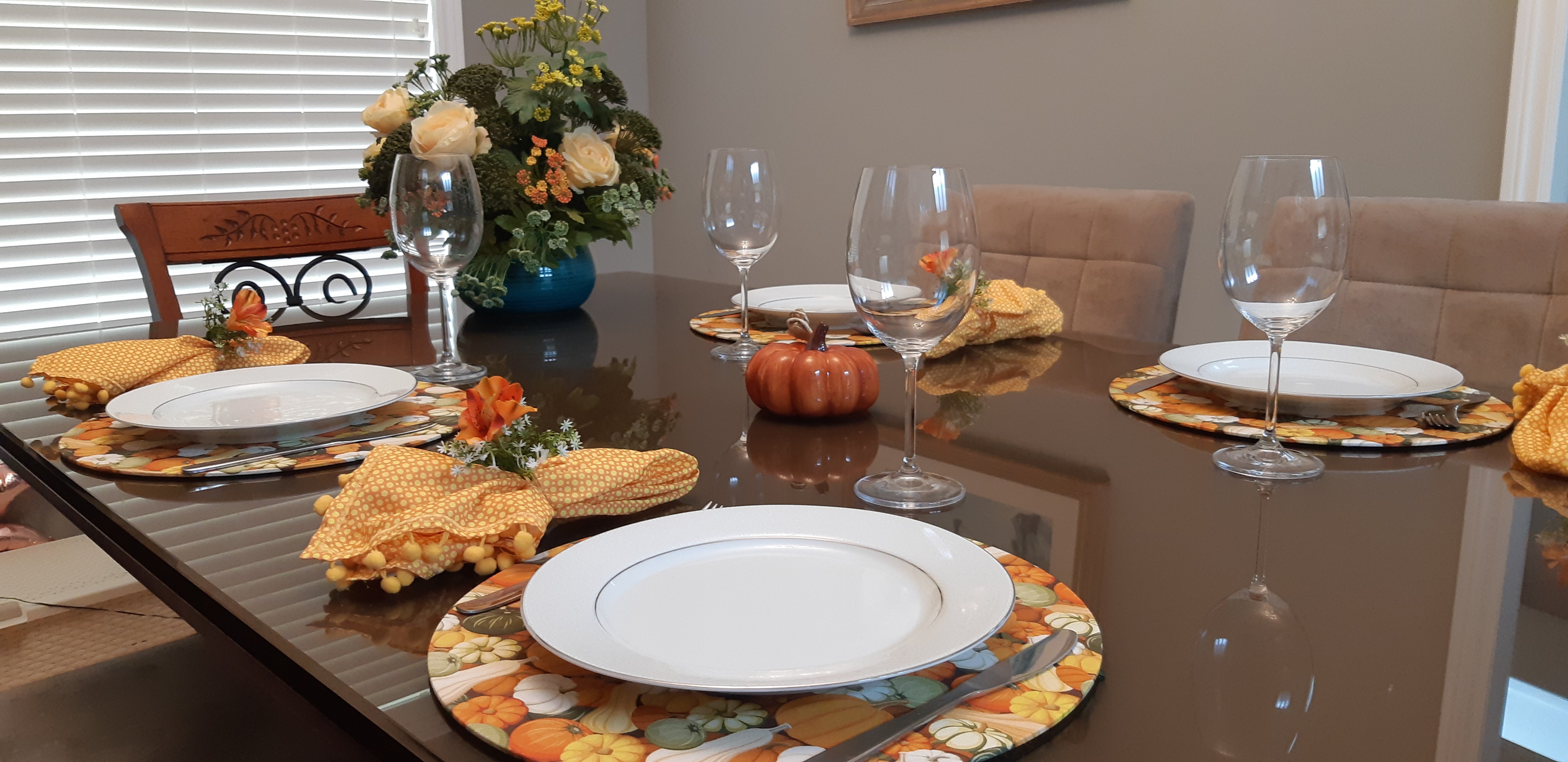 Ensemble de sous-plats en MDF fabriqué à la main en 4 pièces avec housses en tissu citrouille lavables, serviettes et anneaux pour la décoration de table