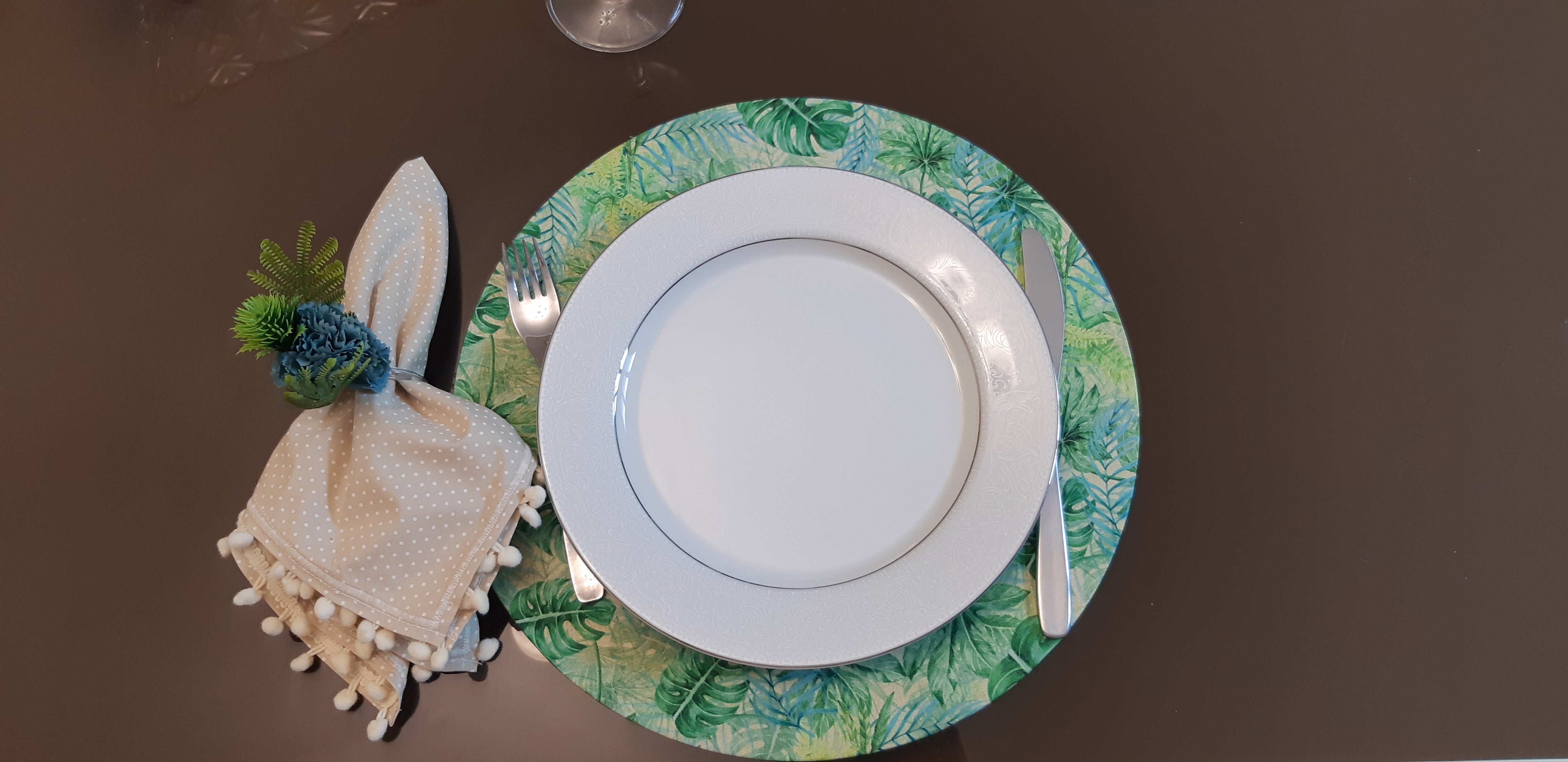 Handcrafted 4-Piece MDF Sousplat Set with Washable Leaf Fabric Covers, Napkins, and Rings for Table Decor