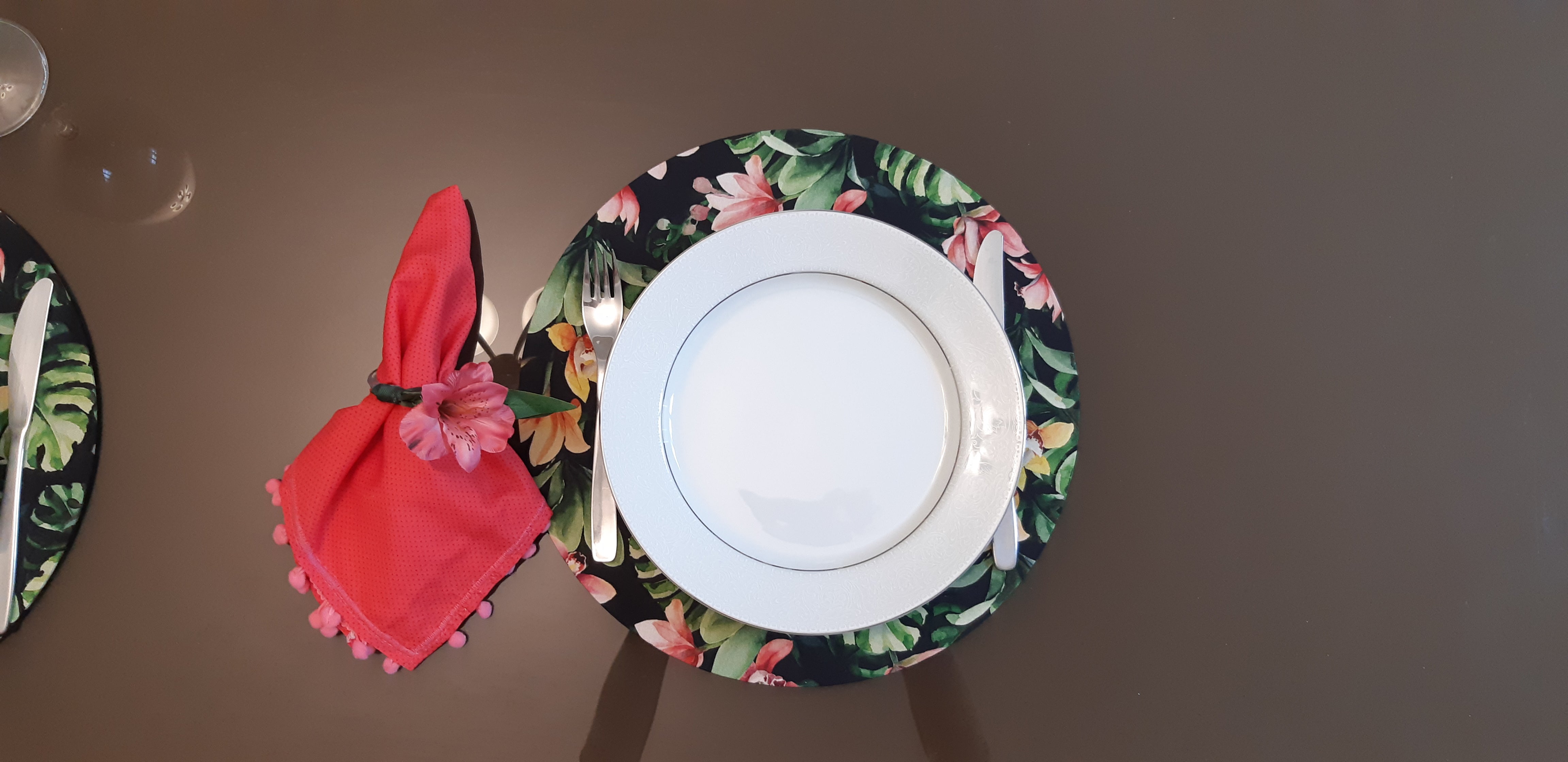 Handcrafted 4-Piece MDF Sousplat Set with Washable Floral Fabric Covers, Napkins, and Rings for Table Decor